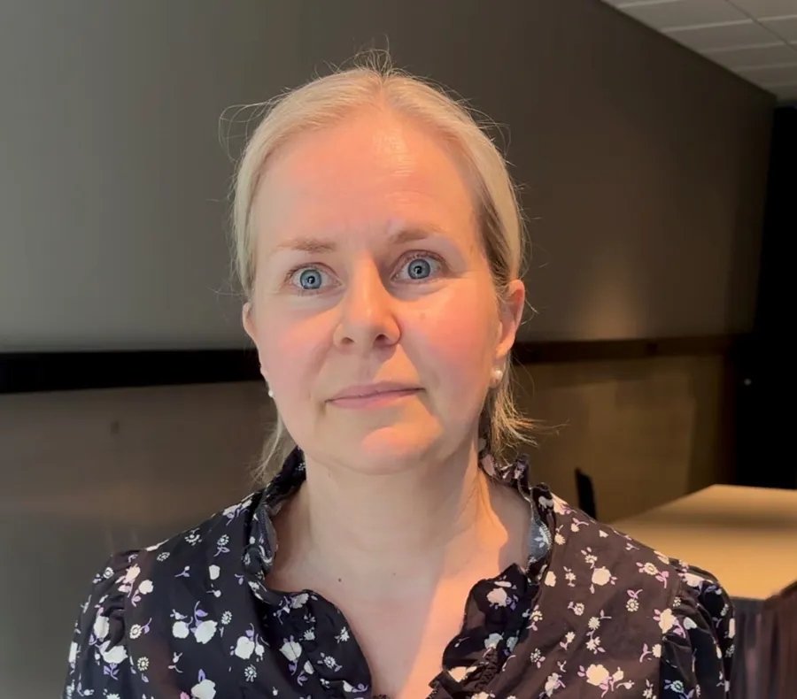 En kvinne med blondt hår