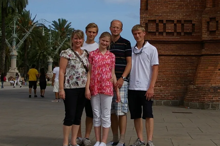 En gruppe mennesker som poserer for et bilde